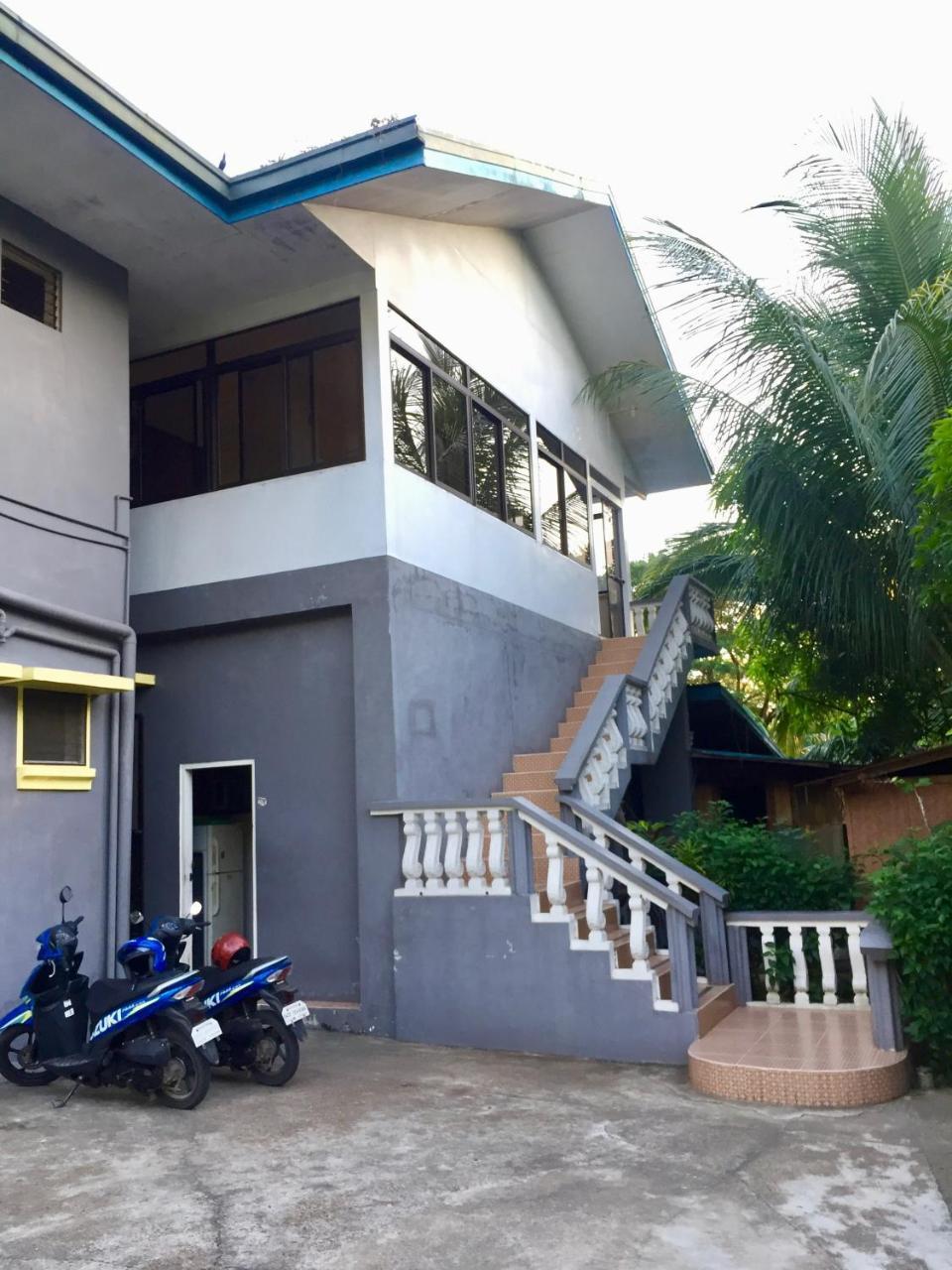 Fat Monkey Hostel Coron Exterior photo
