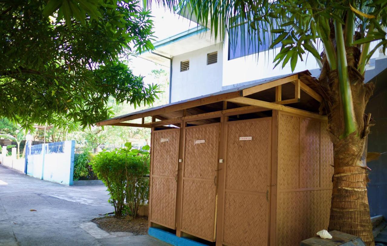 Fat Monkey Hostel Coron Exterior photo