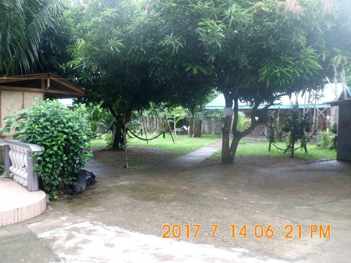 Fat Monkey Hostel Coron Exterior photo