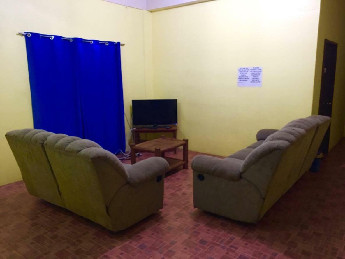 Fat Monkey Hostel Coron Exterior photo
